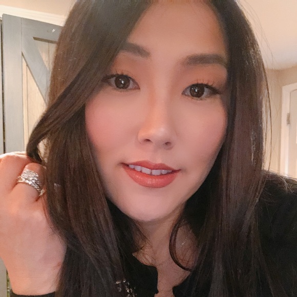 Meet Your Seller! Hi my name is Kerry! 😘 - Picture 2 of 4